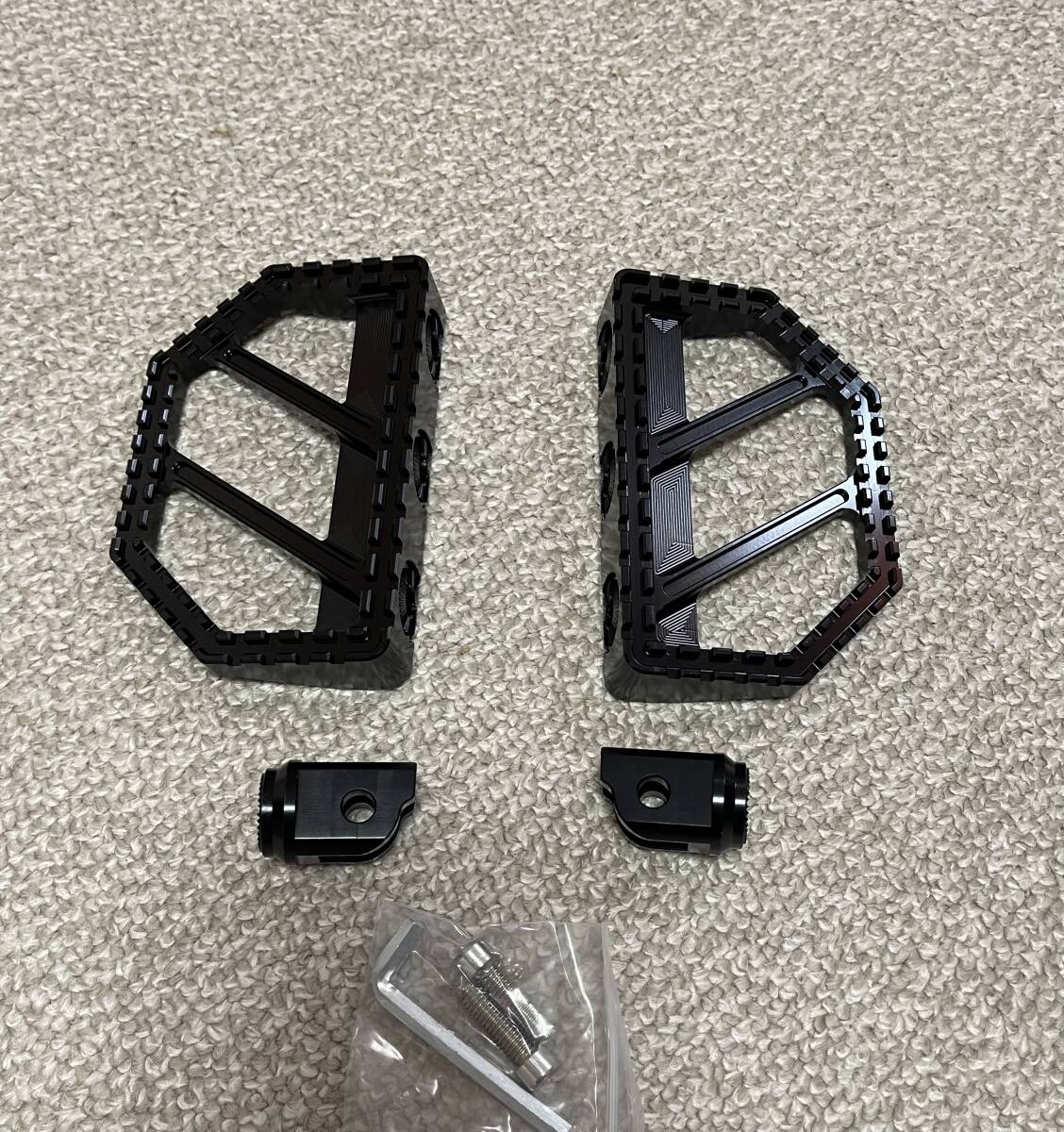 ハーレーダビッドソン用フットペグミニフロアボードソフテイル FXLRS FXBB FXLRST FXST FXFBS FXLR ソフテイル 2018ー以降 新品 送料無料拍卖