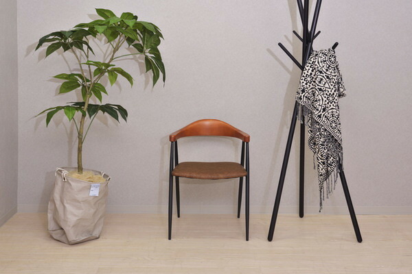 【アームチェア】 天然木 ビーチ ソフトレザー 家具 心地よい くつろぎ 贅沢 座り心地 デザイン 雰囲気 リラックス拍卖