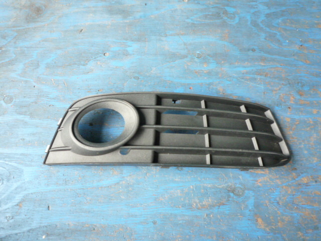 BF185 アウディ A4 8K フォグカバー 右 8K0807682A拍卖