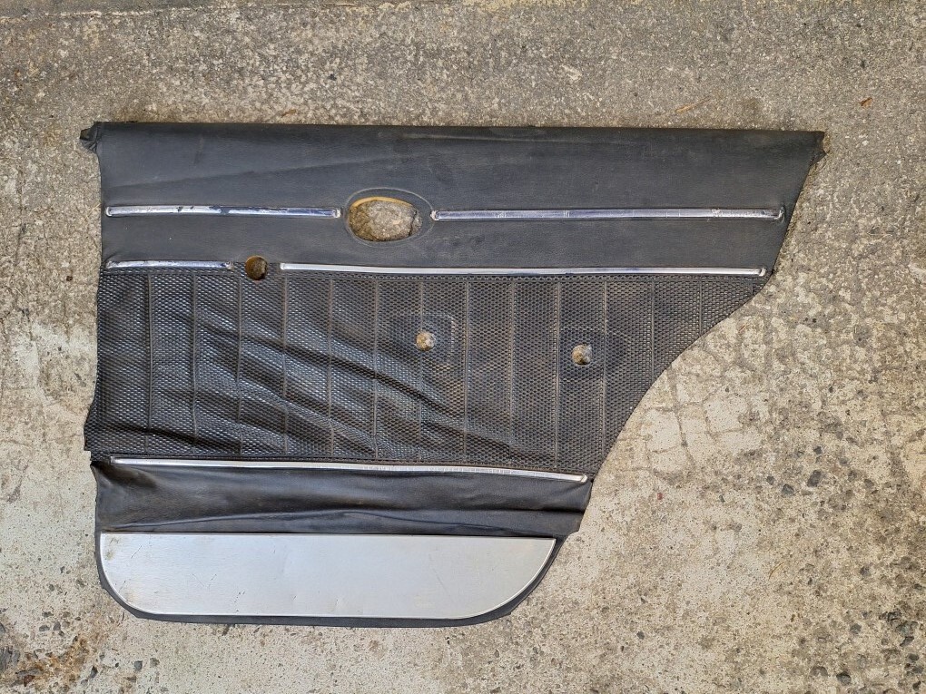 ハコスカ スカイライン 4ドア用 右側後部ドアパネル内装 No.ki1拍卖