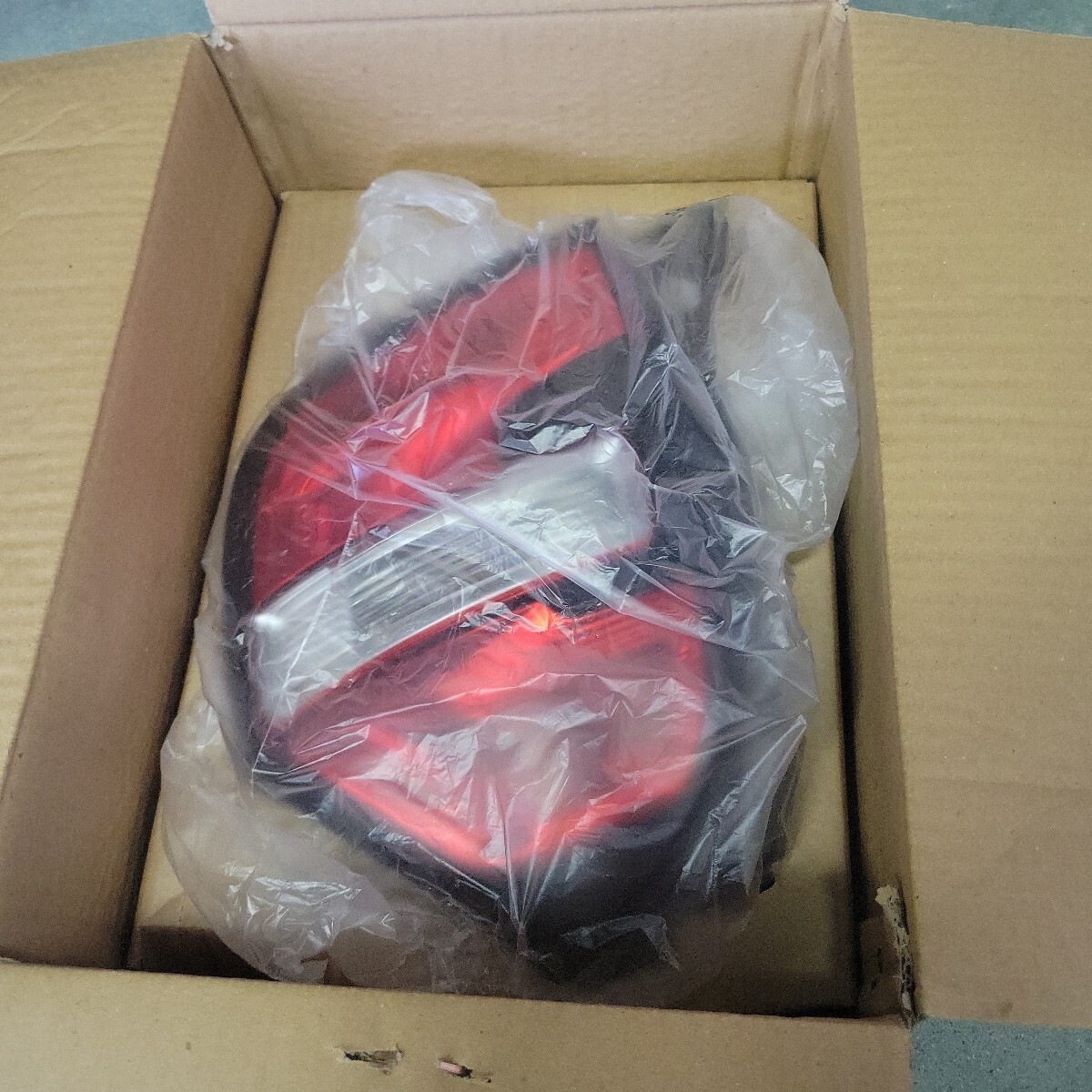 ★新品★ ルノー RENAULT トゥインゴ テールランプ 右 26550-2525R 右側拍卖