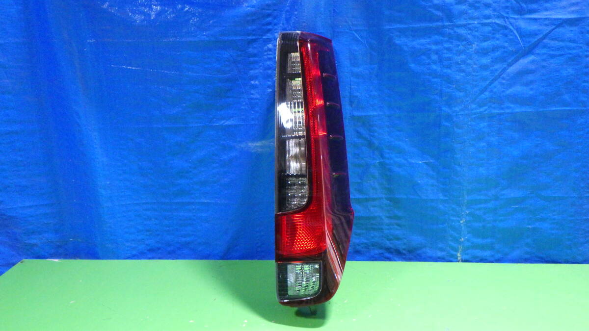 60820-2 ノア ZRR80 前期 リア 右テール ランプ コイト/28-231 打刻AR 5Y2 純正 中古 棚18拍卖