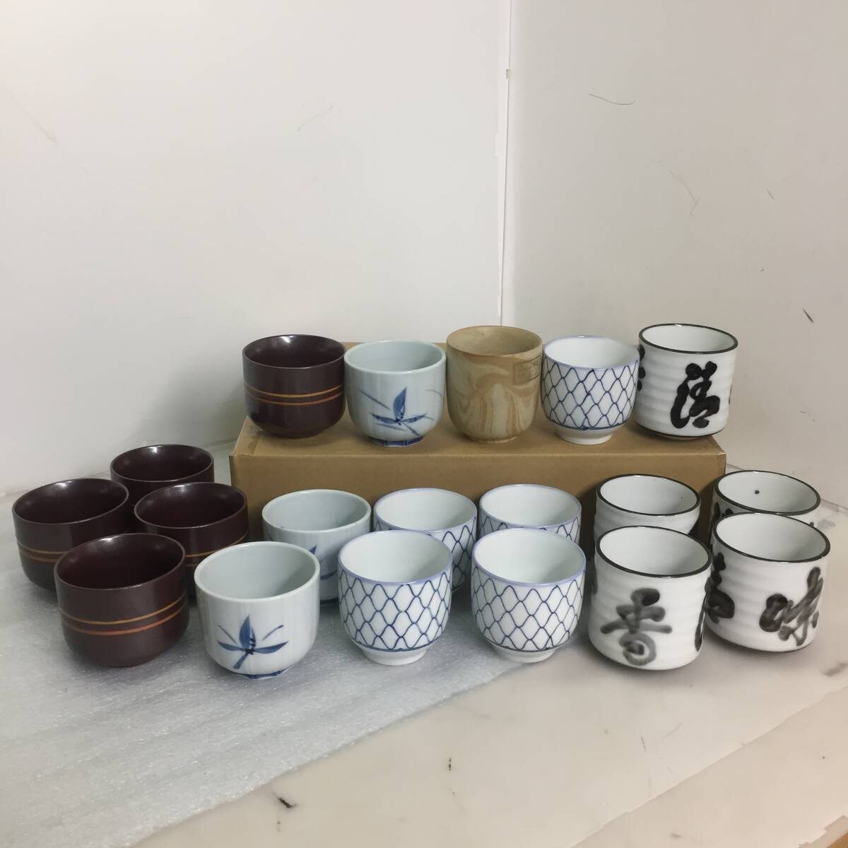 □即決 ちょっと大きめ湯呑 湯のみ 茶器 15個セット まとめ売り 直径約8cm 食器 和食器 定食 大衆食堂 小料理 業務用 開店【現状渡し】拍卖