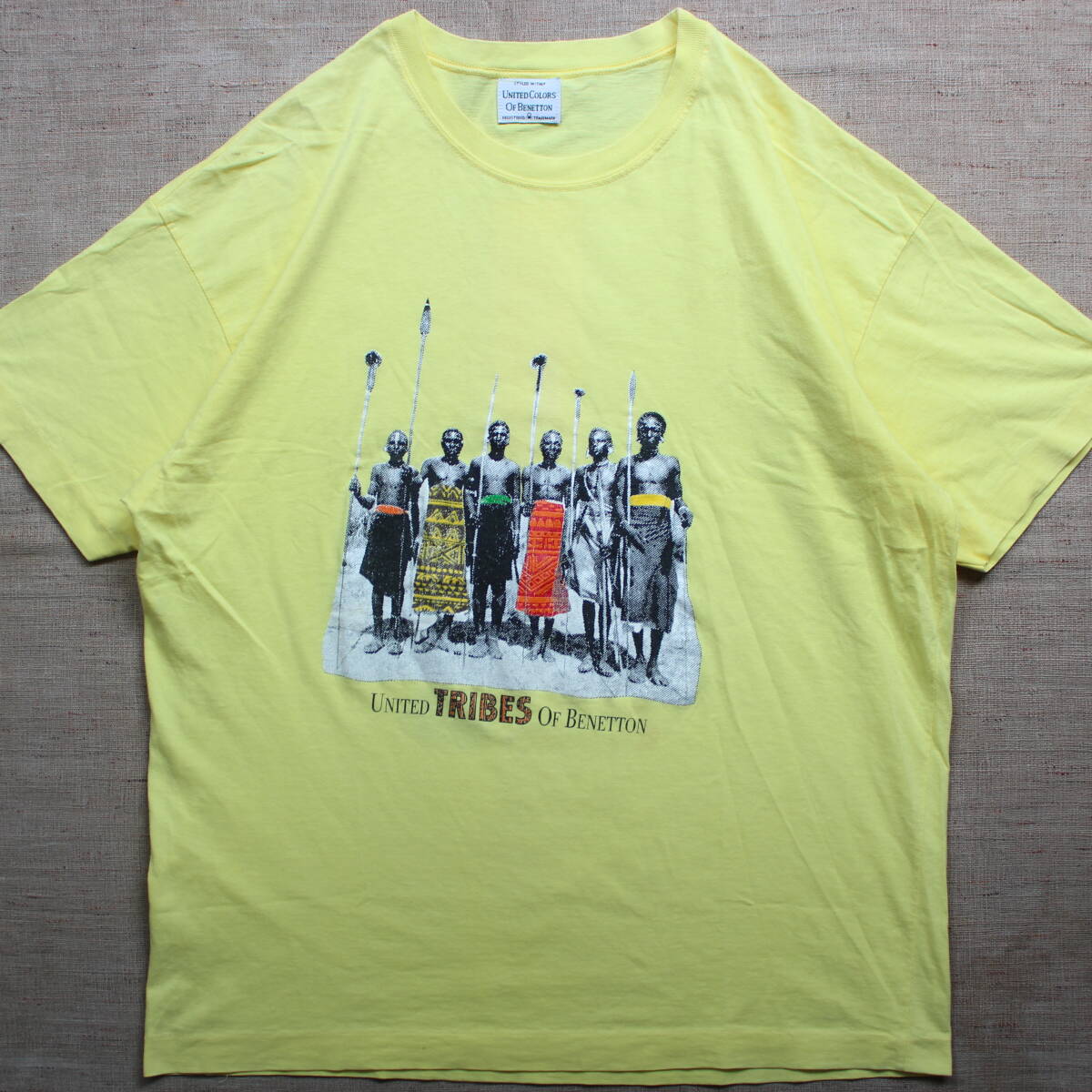 1990s ベネトンBENETTON 部族 民族衣装 アフリカ ネイティブ ヴィンテージTシャツ マサイUSA古着 先住民 アート 石槍 狩猟 アフロ イタリア拍卖
