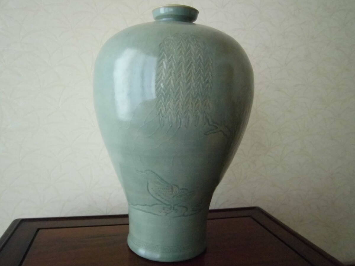 高麗青磁陰刻柳下葦草水鳥文瓶 拍卖