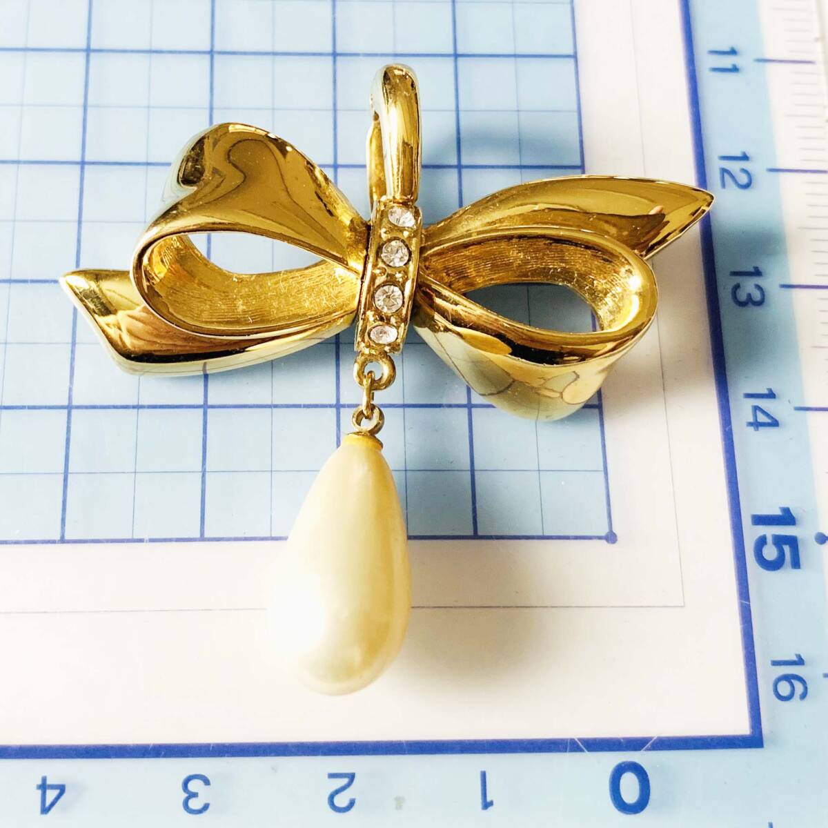 美品 AVONエイボン ダイヤ風CZ フェイクパール リボン ゴールド 簡易脱着ペンダントトップ No.5916拍卖