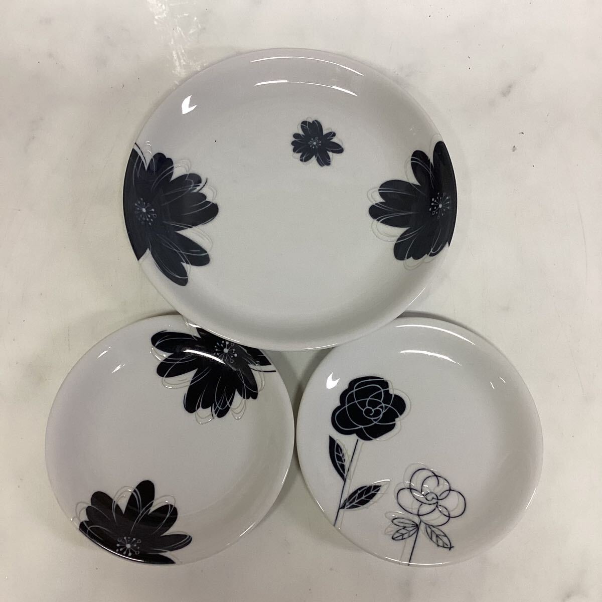 renoma お皿 花柄 大小 3枚セット 柄違い シンプル 可愛い 白 A4拍卖