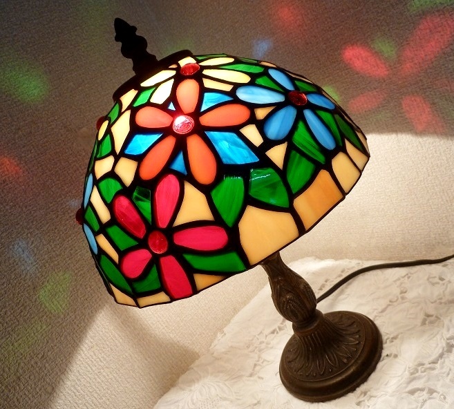 (☆BM)ステンドグラス テーブルスタンド 卓上照明 高さ31.5㎝ カラフル ランプ 小ぶり ライト ガラス 花 フラワー 可愛い レトロ拍卖