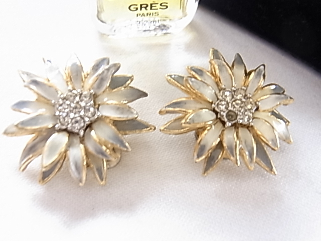 ♪ビンテージ/ヴィンテージ シルバーホワイトトーンのエナメル装飾 多弁の花 フラワーデザイン ストーン欠如有 レトロのイヤリング拍卖