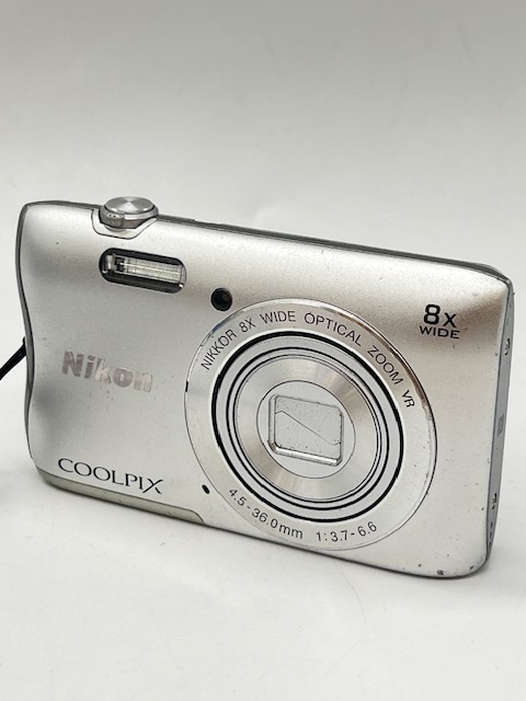 NS33839■ Nikon COOLPIX S3700 ニコン クールピクス コンパクト デジタルカメラ デジカメ コンデジ シルバー バッテリー付 Wi-Fi ■拍卖