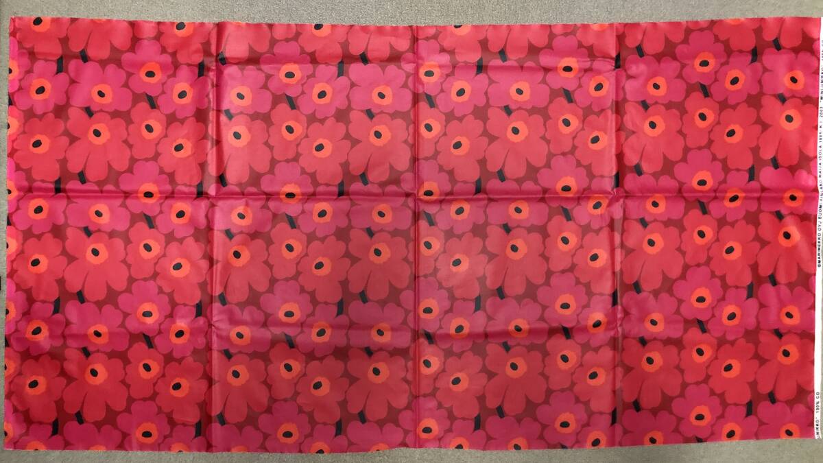 クリックポスト送込♪マリメッコ♪marimekko♪レア色 ビニールPVC 赤地 赤 ミニウニッコ 柄 布 生地 クロス ハンドメイドに拍卖