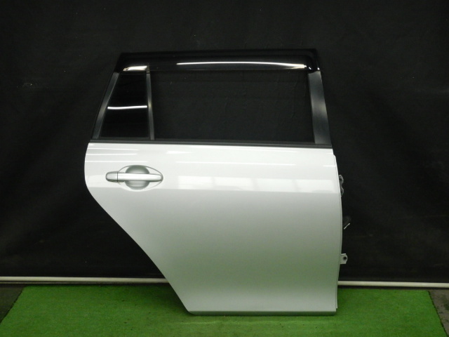 1D】【1F7】【送料記載】 カローラフィルダー ZRE142G / 右リアドア 67003-13320 / ZRE144G NZE141G 【407292】拍卖