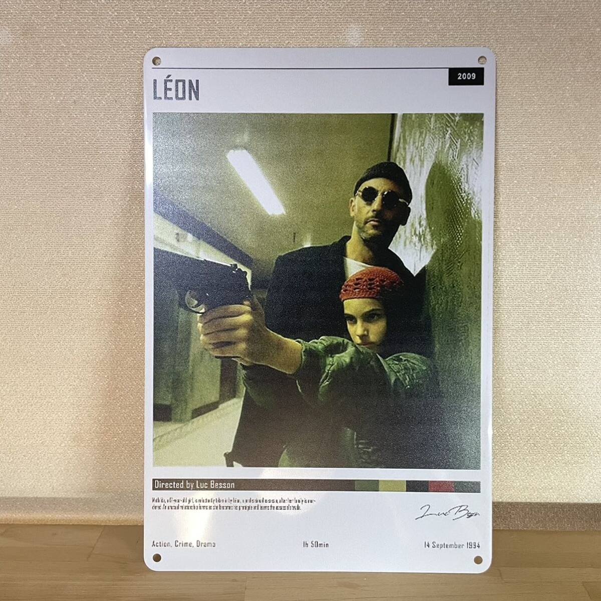 LEON レオン 看板 プレート 20×30 壁掛け メタル製 ビンテージ調 アンティーク調 映画 ムービー グッズ インテリア 小物 雑貨 ジャンレノ拍卖