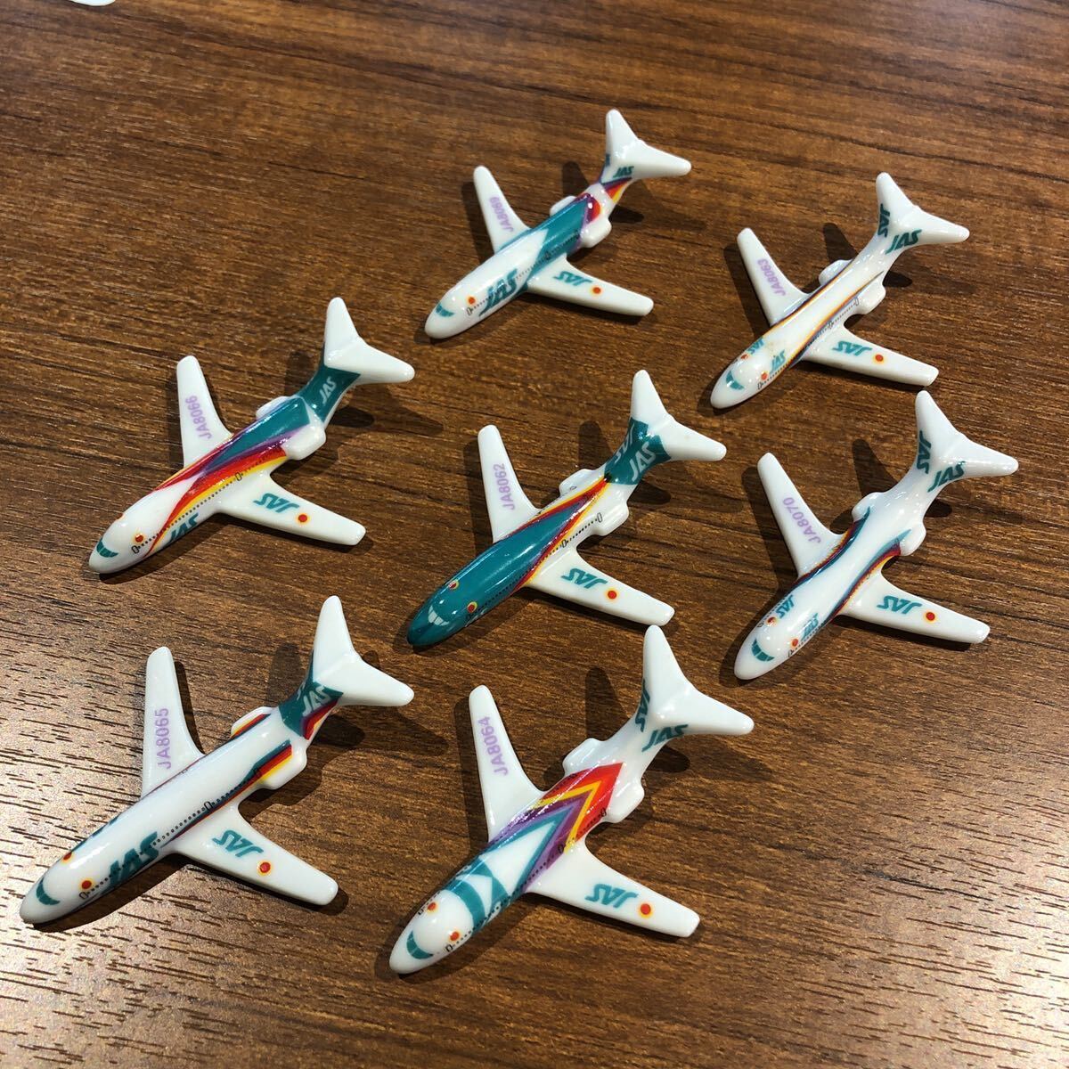 〈送料無料〉JAS 日本エアシステム MD-90 箸置き 黒澤明 たち吉 フィギュア 飛行機 黒沢明 レインボー 虹 箸置 はしおき拍卖