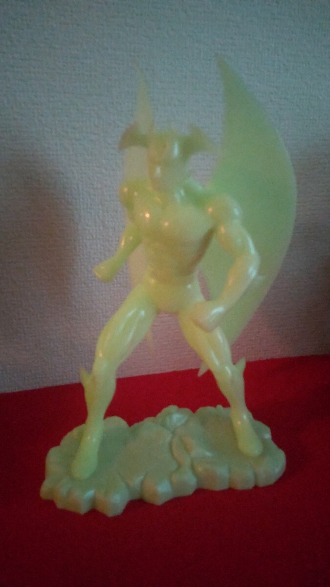 デビルマンフィギュア、蛍光拍卖