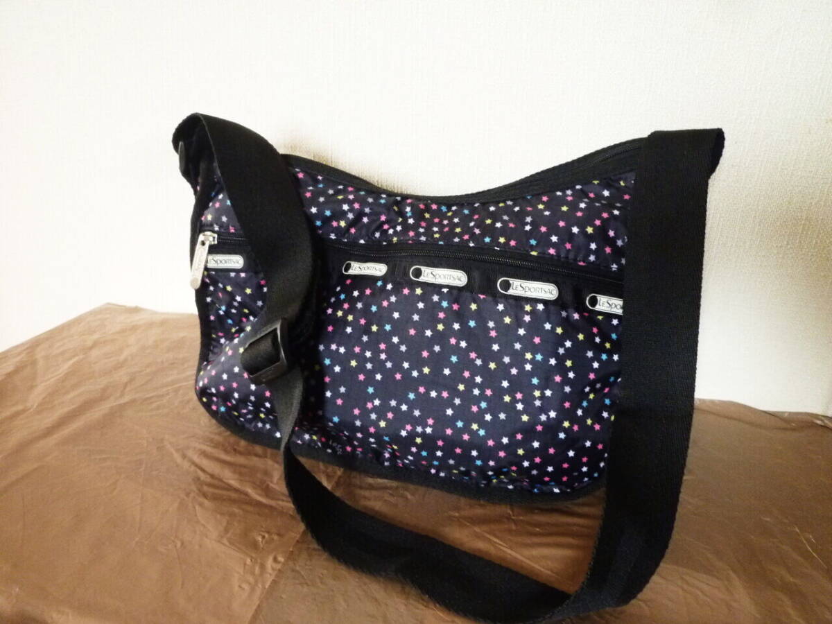 即決未使用に近いレスポートサックショルダーバッグ クラシックホーボーバックLeSportsacスターダスト柄黒ブラック星美品モノトーンドット拍卖