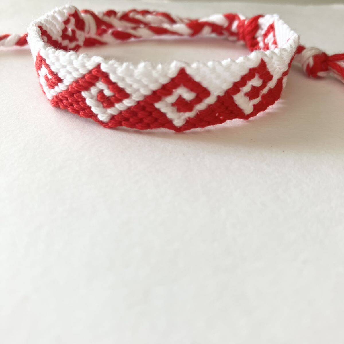 ミサンガ★渦巻き 赤×白拍卖