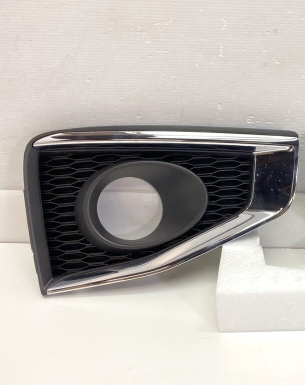 ●未使用 日産 E52 エルグランド 純正 フロントバンパー フォグカバー フィニッシャー 右 NISSAN Front bumper fascia finisher RH拍卖