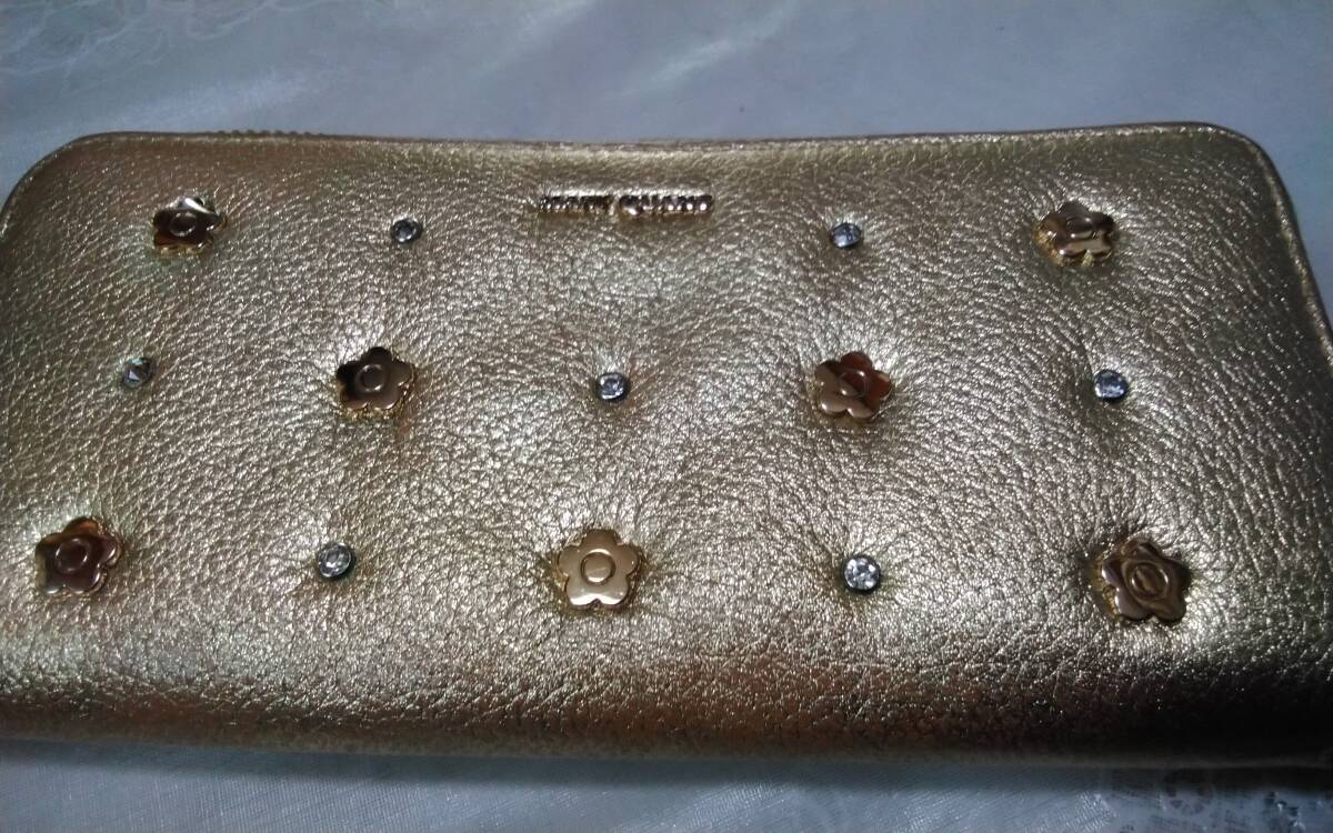 ☆ MARYQUANT ☆USED品☆超レア!とっても可愛いデイジーお花&ストーン付きのゴールド色お財布です(o^―^o)サイズ9×20cm 厚さ2cm ☆拍卖