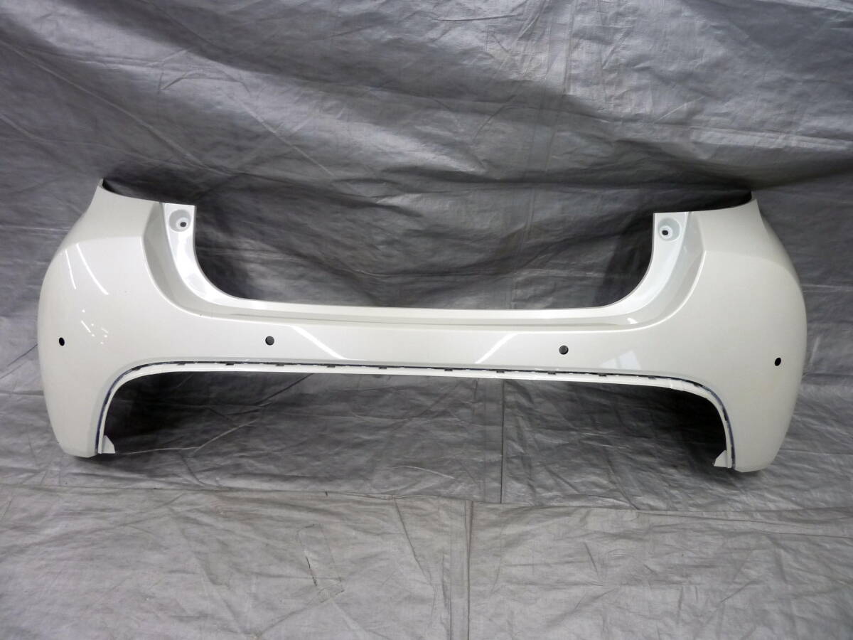 ●●2408-N35LL 割凹切無! KSP210 MXPH10 MXPH15 MXPA10 MXPA15 ヤリス 純正 リアバンパー ソナー穴あり パールホワイト 52159-K0010/20拍卖