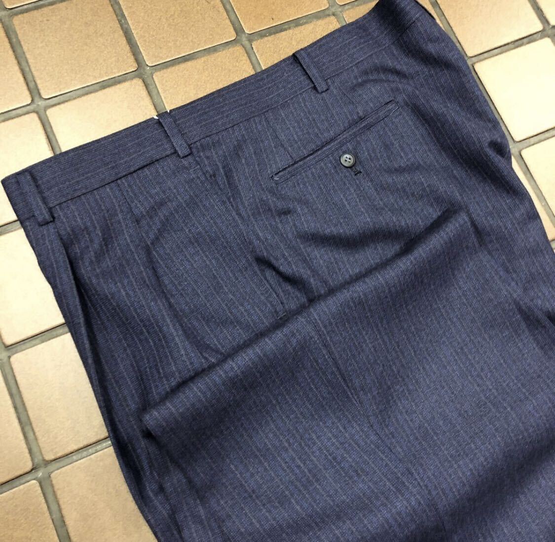 新品☆未使用 日本製 ストライプ W97cm ネイビー ゆったり系 スラックス カジュアル ゴルフウェア GOLFパンツ 2タック ふわふわ生地 高級拍卖