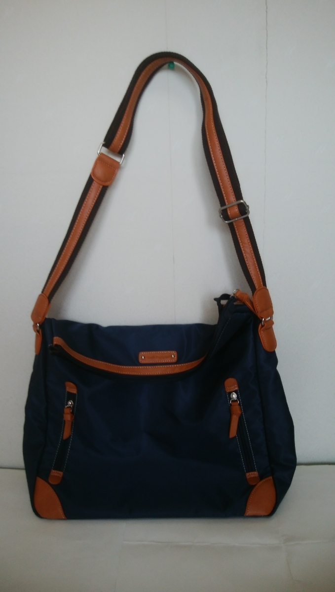 再下げ!未使用!メンズカバンHushpuqppies 口折れショルダーバッグ 大容量 オシャレな紺色系 ポリエステルと合皮 約40×47×13cm拍卖