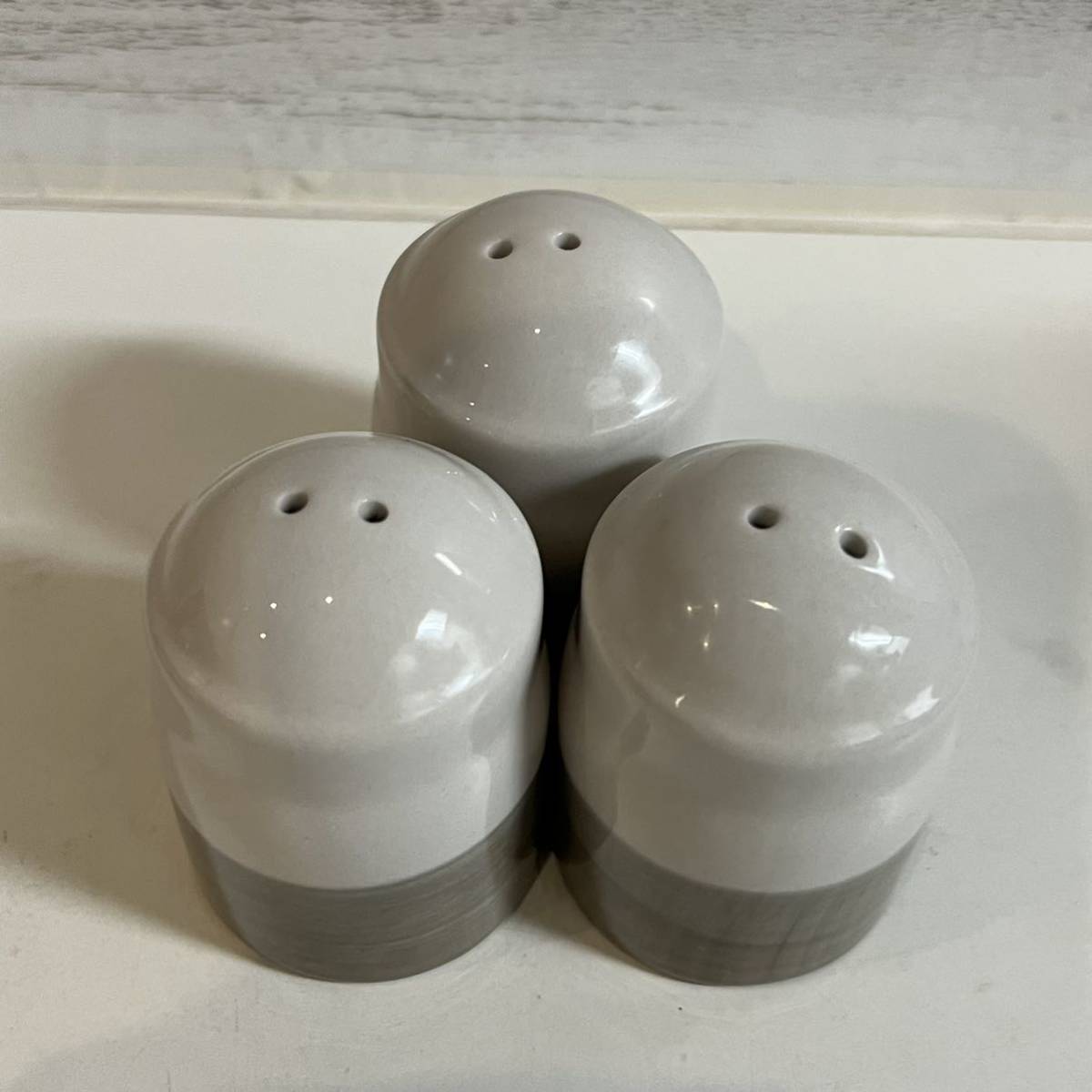 塩胡椒入れ 二つ穴 3個 ベージュ 調味料入れ拍卖