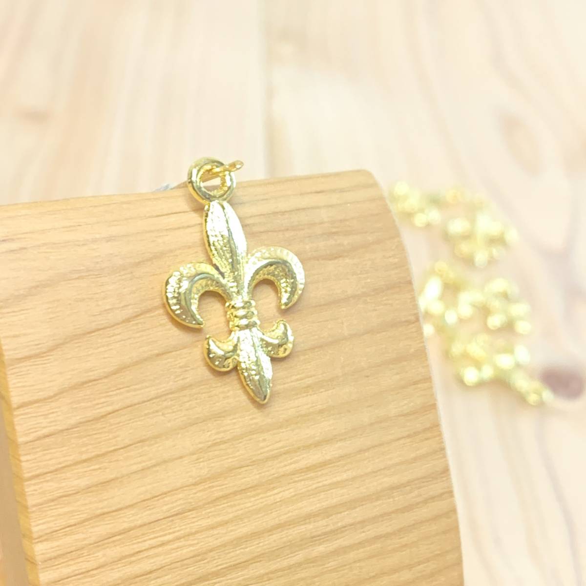 ハンドメイド クラフト パーツ お肌に優しい カドニウムフリー チャーム フルール・ド・リス 10個 ゴールド拍卖