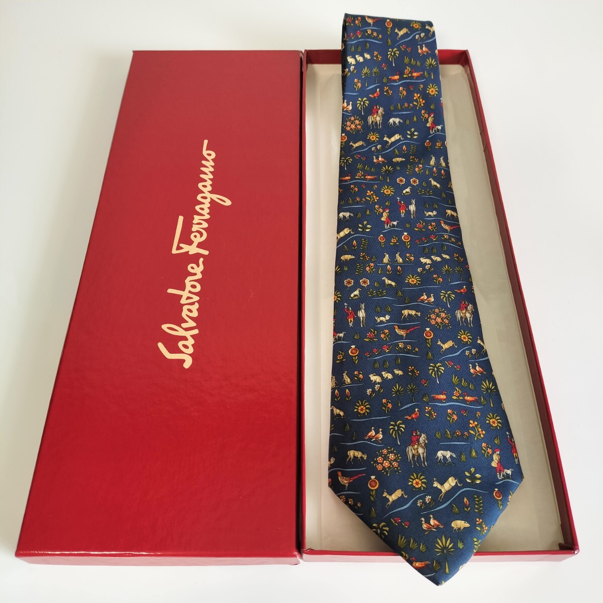 Salvatore Ferragamo(サルヴァトーレフェラガモ)紺草木人動物鳥ネクタイ拍卖