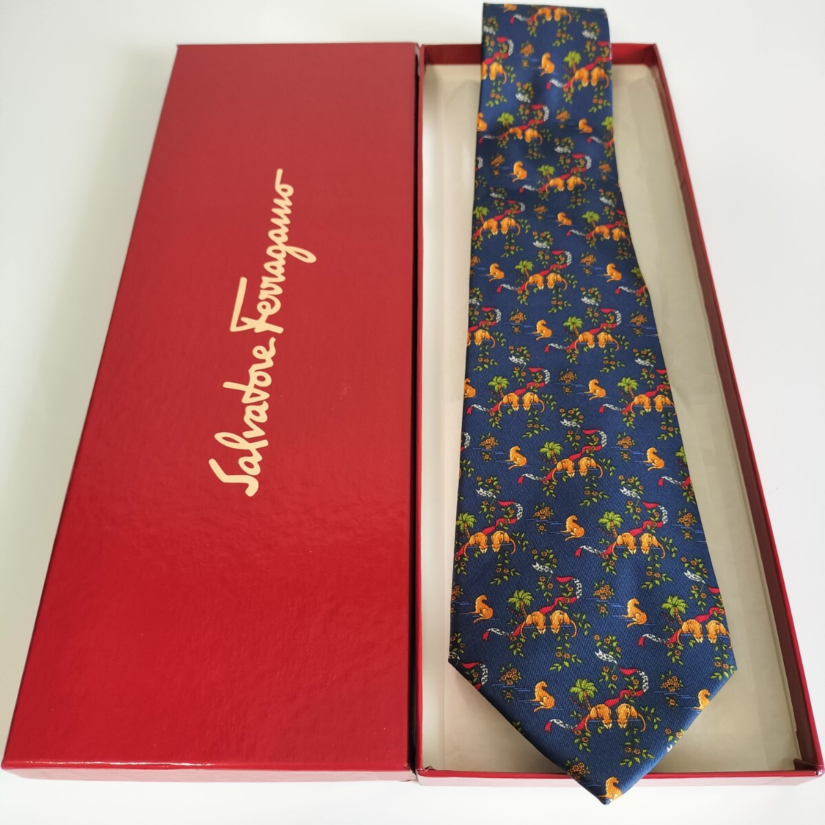 Salvatore Ferragamo(サルヴァトーレフェラガモ)紺動物緑の葉っぱネクタイ拍卖