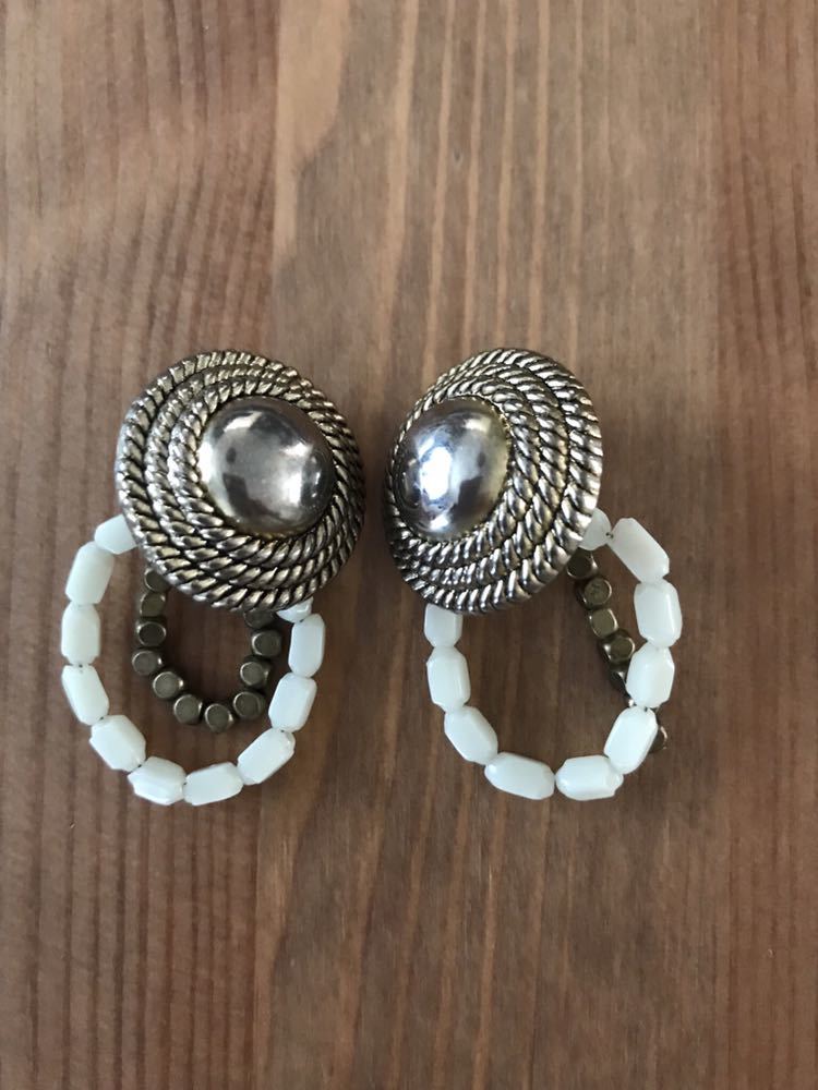 P. フランス ヴィンテージボタン ミルクガラス ビーズ ピアス クラシック ビジューピアス アンティーク拍卖