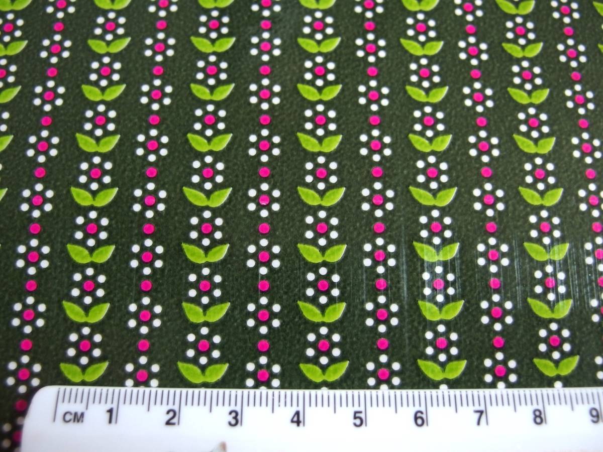 スイス製 ヴィンテージ&レトロ ワックスペーパー,包装紙 (モスグリーンの背景にポップな白とピンクの小花) 50cm×50cm拍卖