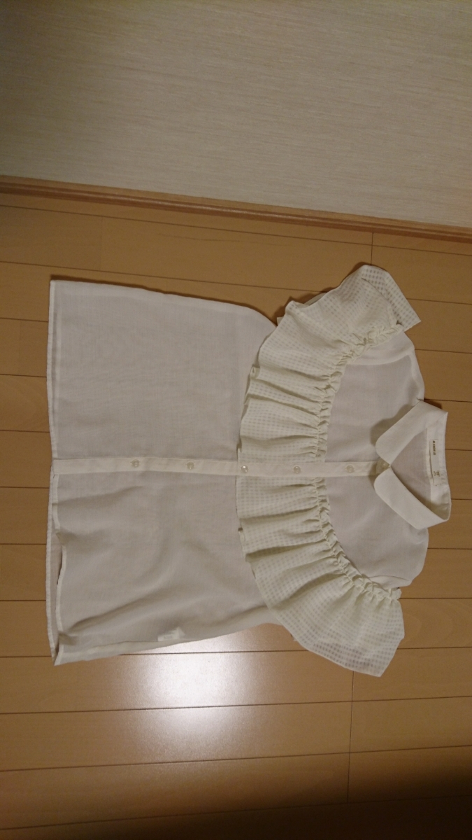 アズノウアズASKNOWAS フリルブラウスカットソー クリーム白 サイズ表記なし S~M 美品 肩幅35脇下94丈55センチ 羽織にも拍卖