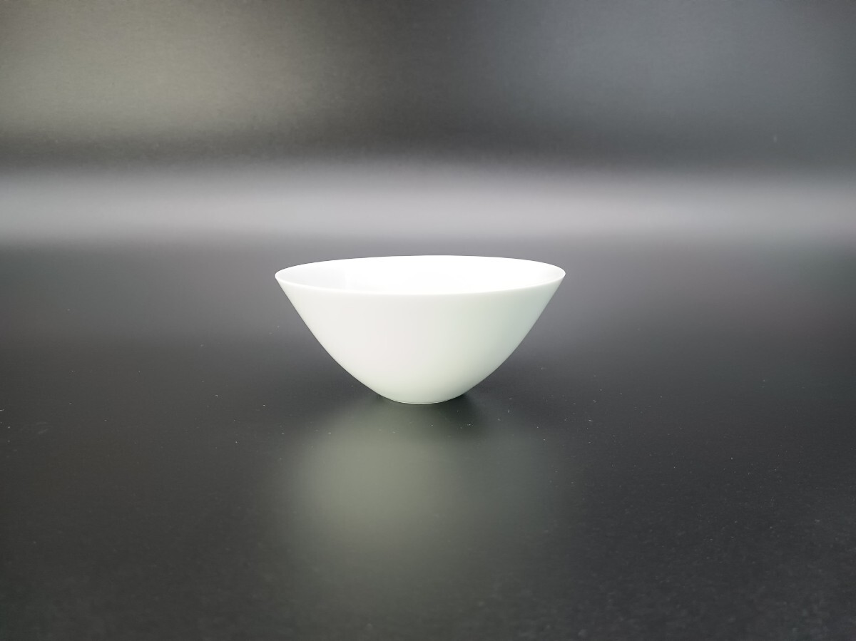 青白磁盃 圓田拓男作 美術年鑑掲載作家 共箱 盃 ぐい呑 ぐい呑み 酒器 酒盃 陶芸作家 手作り 有田焼 焼物 磁器 拍卖