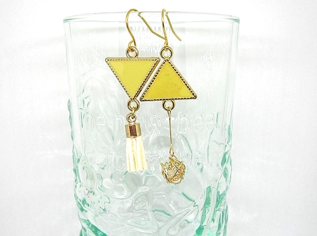 ★トライアングルとタッセルのピアス イヤリング イエロー グルグルワイヤー 揺れる アシンメトリー 黄色 拍卖