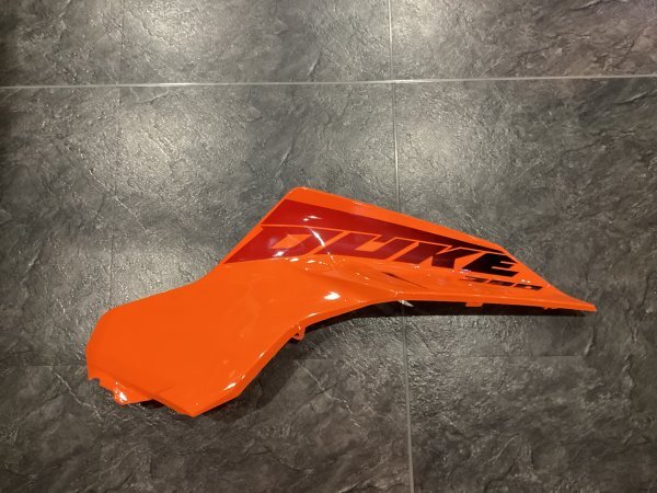 KTM 390DUKE デューク 2024 右 サイド カウル 傷あり ② F拍卖