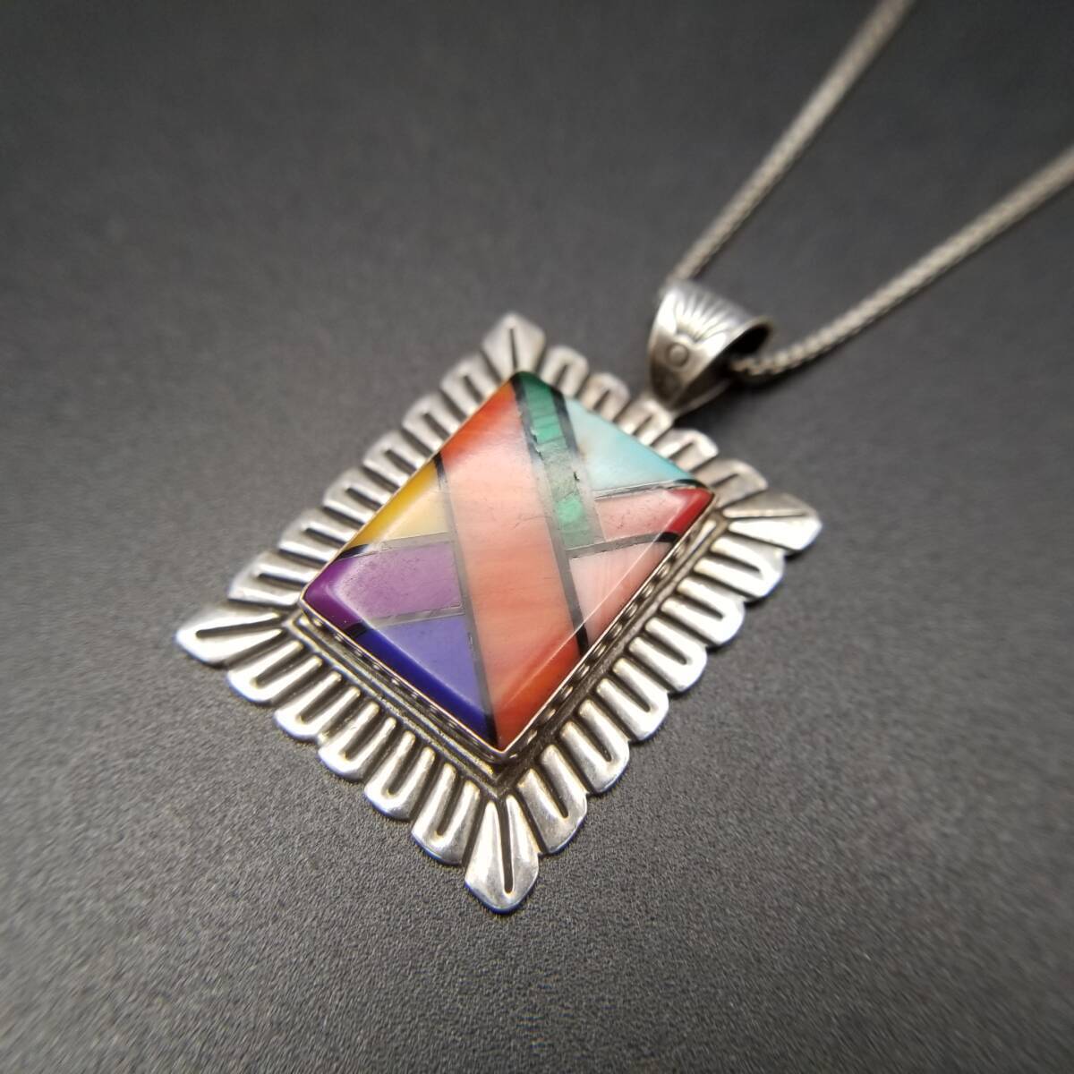 Quoc Turquoise Inc. Q.T モザイク柄 長方形フレーム 925 シルバー ヴィンテージ ペンダント ネックレス マルチストーン Y18-V拍卖