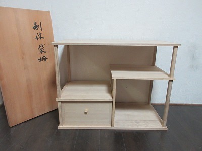 M607919 【 ほぼ未使用 茶道具 善道作 桐木地 利休袋棚 志野棚 組立式 炉用 共箱 】 検) 煎茶道具 お棚 茶器 大棚 点前棚 ふくろだな ⅴ拍卖