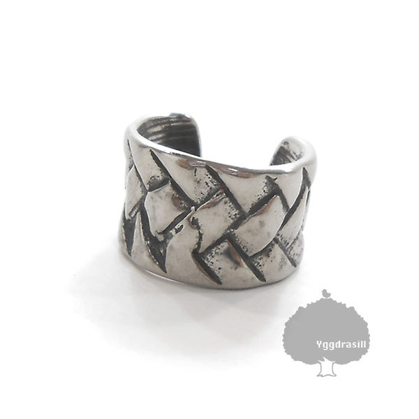 YGG★新品 イントレチャート 編み込み イヤーカフ コンク サージカルステンレス 316L シルバー 銀 燻し イヤリング イヤーカフス メンズ拍卖