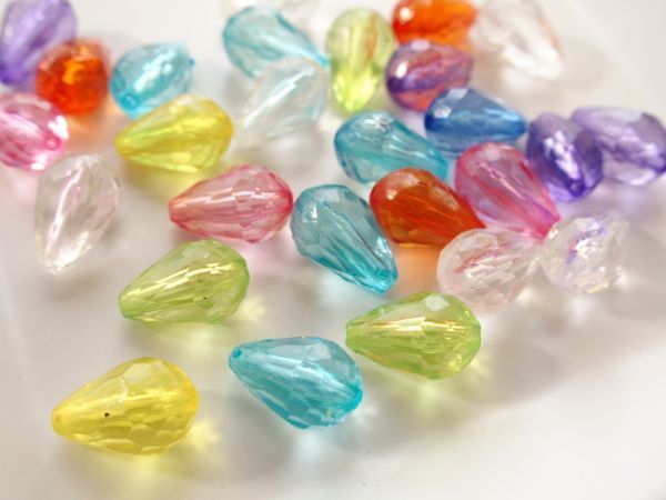 即決! 50個 キラキラ アクリルビーズ ティアドロップ雫 ミックスカラ☆ハンドメイドアクセサリー拍卖