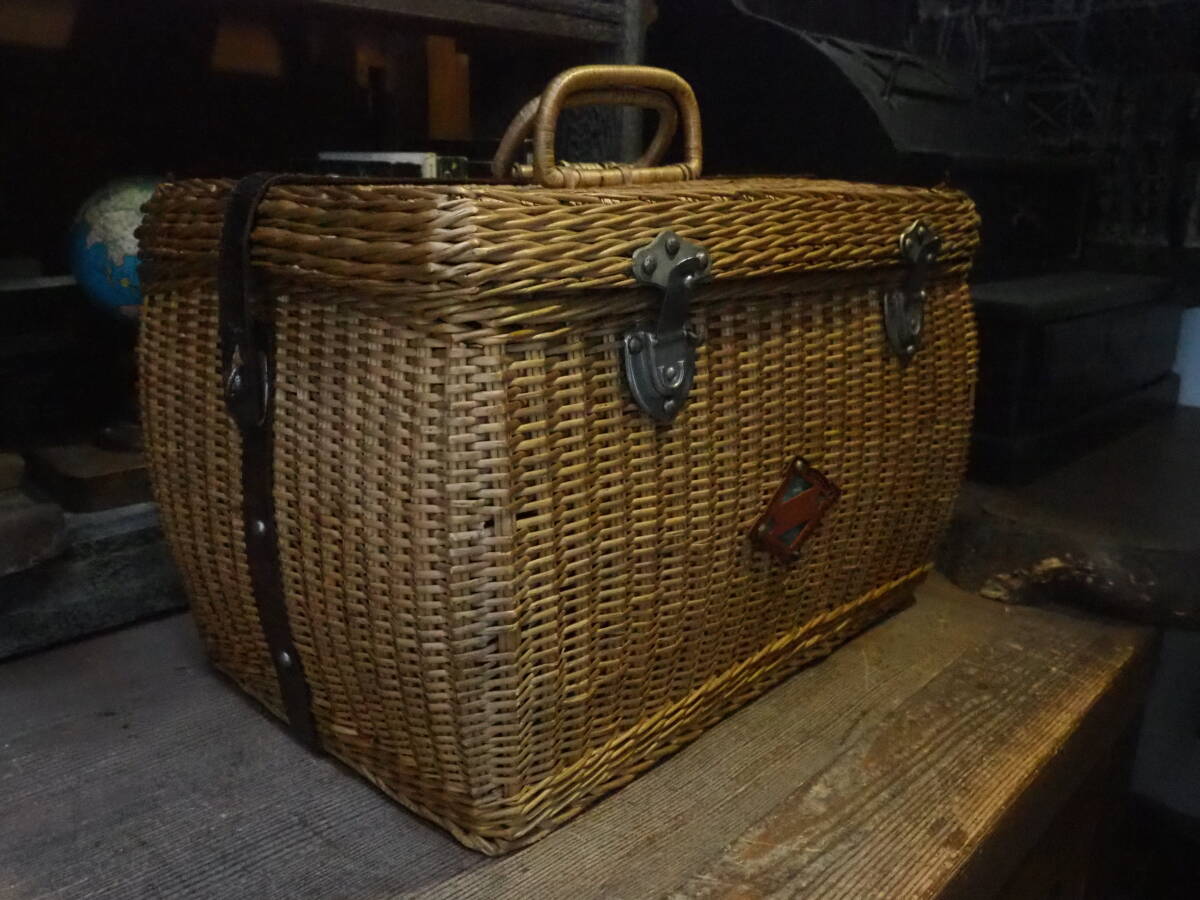 【ピクニックバスケット】レザーベルト古道具かご本革ワイヤー収納容器鋲籠パニエ弁当アンティーク真鍮シャビー昭和レトロインテリア拍卖