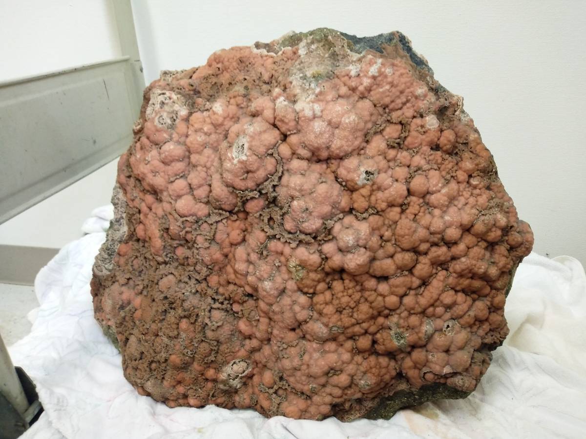 即決 超特大約67キロ 青森県西目屋村尾太鉱山 菱マンガン鉱 方鉛鉱 黄鉄鉱 水晶 黄銅鉱拍卖