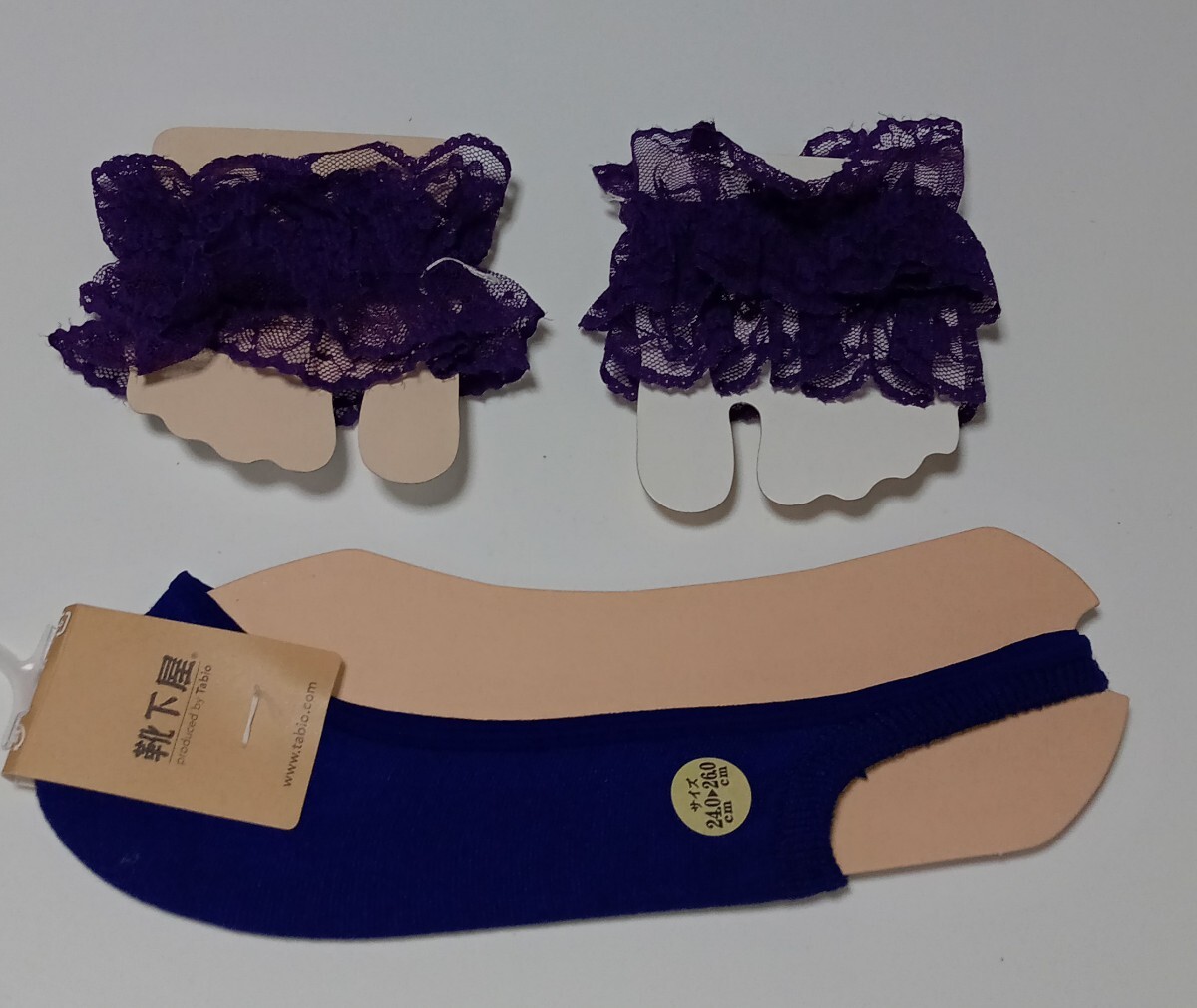 送料230円 新品 未開封 未使用 タグ付 靴下屋 靴下 トングソックス 24〜26cm ネイビー パープル 2 種 3足セット シューカバー 計1210円分拍卖