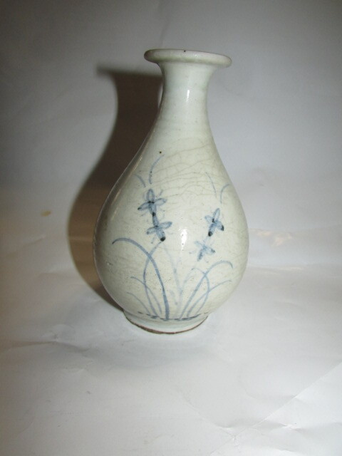 (会津若松・旧家・蔵出し)( 古い時代のとろりとした李朝白磁に染付け小型酒徳利・両面秋草花模様 )貴重・珍品拍卖