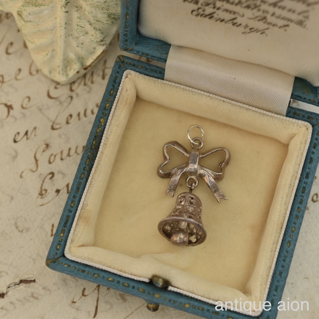 英国ヴィンテージ 1970年代頃 スターリングシルバー リボンとハートベルのチャーム拍卖