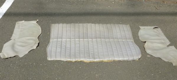 空冷VWビートル 1966年(昭和41年車)6V車 取り外し品 純正 内装内張 リアシート荷物置き場のクッションシート タイヤハウスシート 拍卖