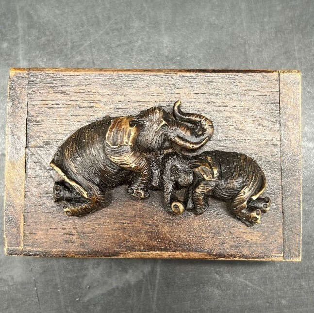 UnseenThailandによるデザイン 象付き木箱 ビンテージ タイチーク材 100%手作り 57拍卖