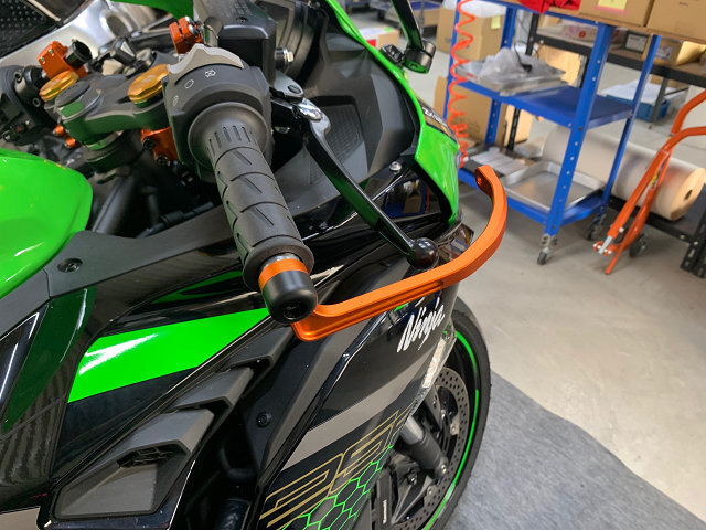 ZX-25R 20- / ZX-4R 23- レバーガード Φ14-20 黒 スーパーナウ拍卖
