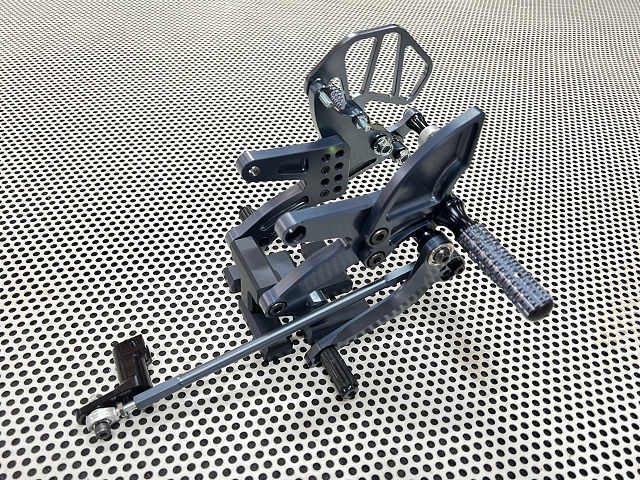 RVF NC35 94-00 レーシングバックステップ タイプB ピンク 正シフト スーパーナウ拍卖