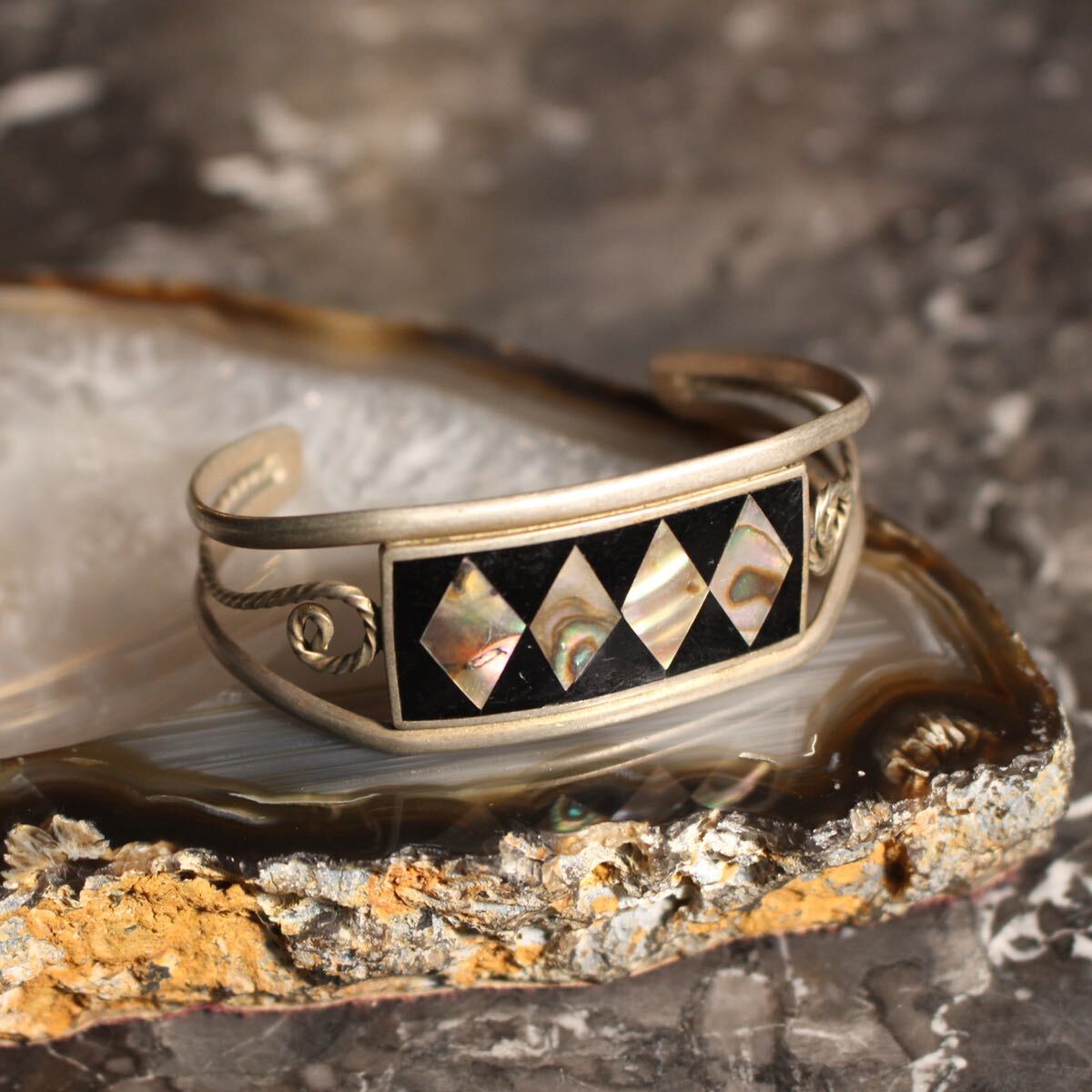 USA VINTAGE DIAMOND PATTERNED STONE INLAY DESIGN BANGLE/アメリカ古着ダイアモンド柄ストーンインレイデザインバングル拍卖
